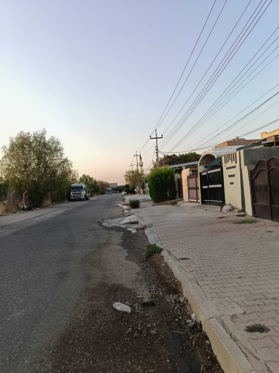 الموقع :كركوك /حي النصر /قرب جامع المدينة المنورة بل شارع الخدمي 
المساحة :٤٠٠متر مربع 
نوع العقار :رقم بلديه 
البناء :قديم يصلح قطعت أرض 
وأصله :ماء وكهرباء وخدمات موقع جيد 
السعر :٧٠مليون وبي مجال 
للا ستفسار :مراسله الصفحه أو انتصال ع الرقم(***********)
