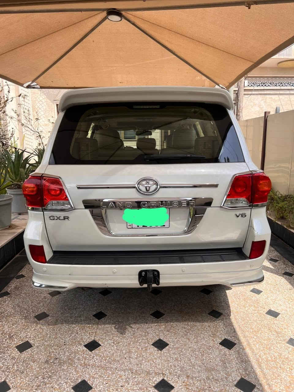 السلام عليكم لاندكروز موديل ١٣ بريم اصلي. رقم بغداد.   السياره ماشيه ١٠٠ عل وضع الشركة. العنوان بغداد السيديه سعر السياره 3 و 30 وبيها مجال لل استفسار ***********
