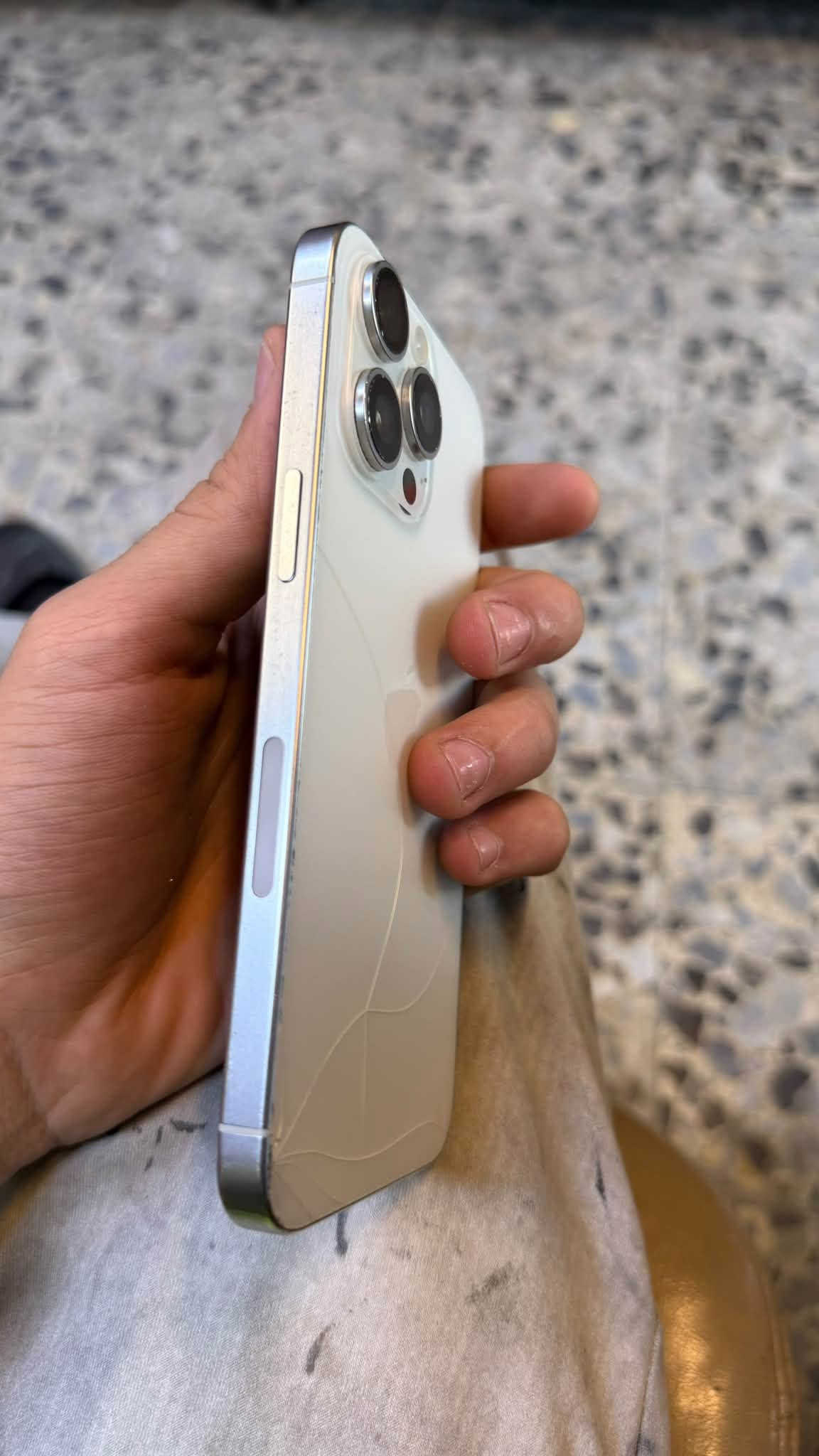 سلام عليكم  
ايفون 15 برو ماكس  امريكي esim

شريحة إلكترونية فقط
للبيع او مراوس باقل شعندك نزل 
وبالنسبة للسعر قيمو اعلى سعر ابيع 
مكاني بغداد 
***********

نص مكتوب في الصور:
- حالة البطارية
- لم يتم التحقق منه
- غير قادر على التحقق من أن هذا الـ iPhone يحتوي على بطارية أصلية من Apple. قد لا تكون التفاصيل الواردة من هذه البطارية دقيقة.
- لمعرف المزيد
- قد تكون خدمة البطارية مغطاة بالضمان. حول البطارية والضمان...
- الحد الأقصى للقدرة 100%
- هذا قياس لقدرة البطارية مقارنة بقدرتها عندما كانت جديدة. قد تتسبب القدرة المنخفضة بتقليل ساعات الاستخدام بين عملية الشحن والأخرى.
- عدد الدورات 95
- هذا هو عدد مرات استهلاك iPhone بقدرة البطارية.
- معرفة المزيد...
- تاريخ التصنيع تشرين الأول 2024
- أول استخدام غير معروف