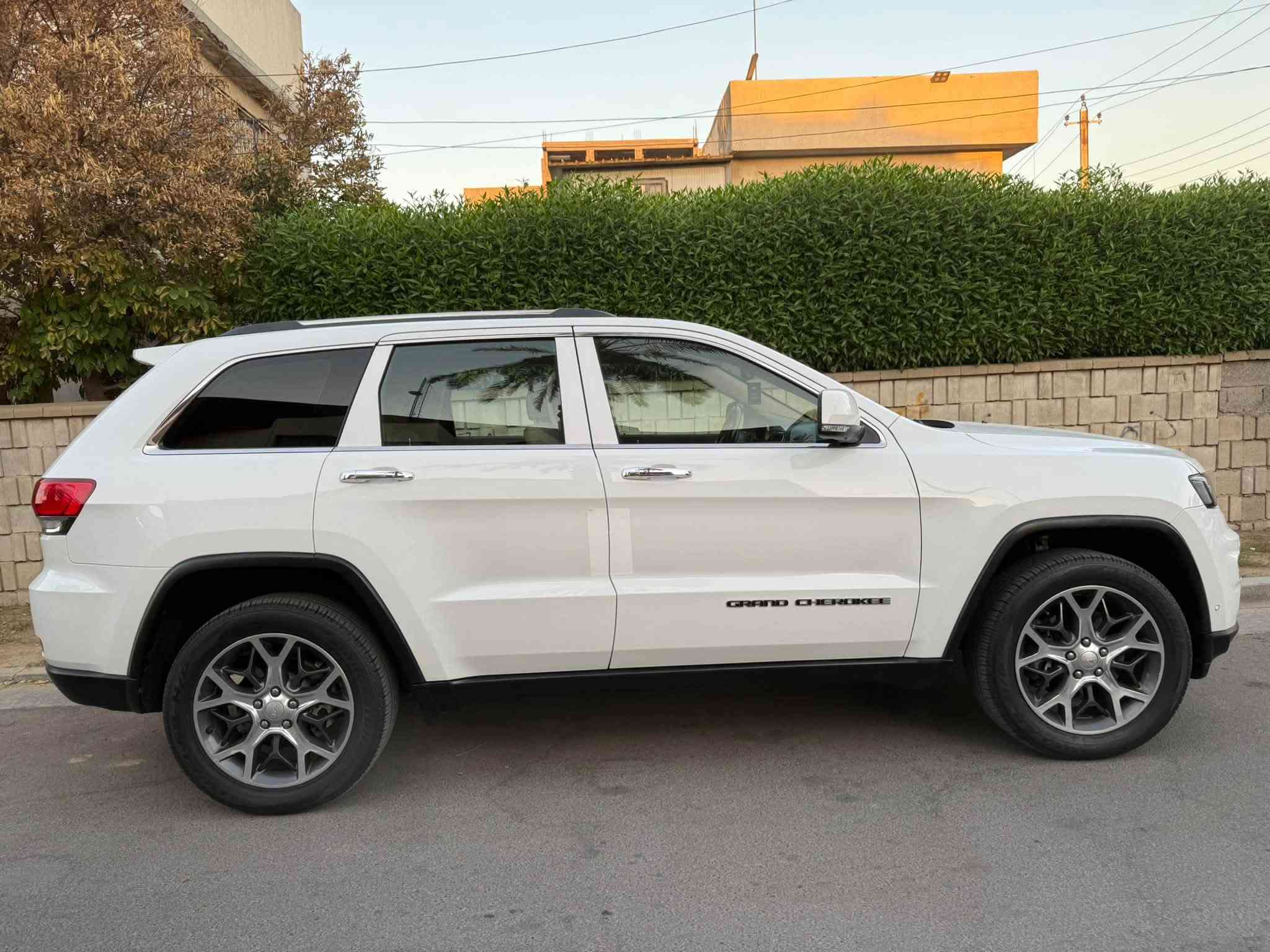 السلام عليكم جيب كراند شيروكي خليجي لمتدد 2019 فول مواصفات
فور ويل 4*4 بونراما كشن كهرباء و خزن ميموري وجلد كريمي تدفئه وتبريد حساسات امامي خلفي شاشة جبيرة درايف مود مري كهرباء اوتو ستوب تشغيل عن بعد تبريد قطعتين دبل اكزوز تدفئه استيرن بيها هواي مواصفات بعد ماشية 86 الف ميل 
السعر : 248 $ 
بغداد المنصور
***********
