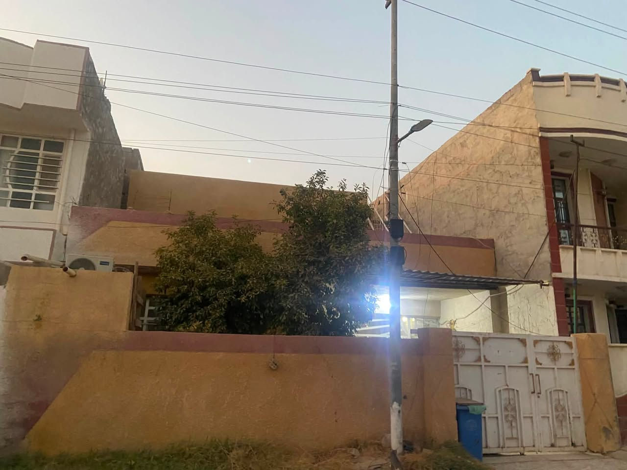 السلام عليكم دار للبيع مساحه 200 متر واجهه 10 نزال 20 يحتوي على استقبال كبير وصاله ومطبخ واربع غرف نوم جوه ثنين وفوق ثنين سويت كامل مع الحمام ويحتوي على حديقه صغيره وحمامات خارجيه وداخليه وترك داير مداير البيت ويحتوي على سطحين موقع البيت الراشديه سبعه نيسان شارع محمد سليمان او شارع (فرن الصمون ) الاستفسار ***********
