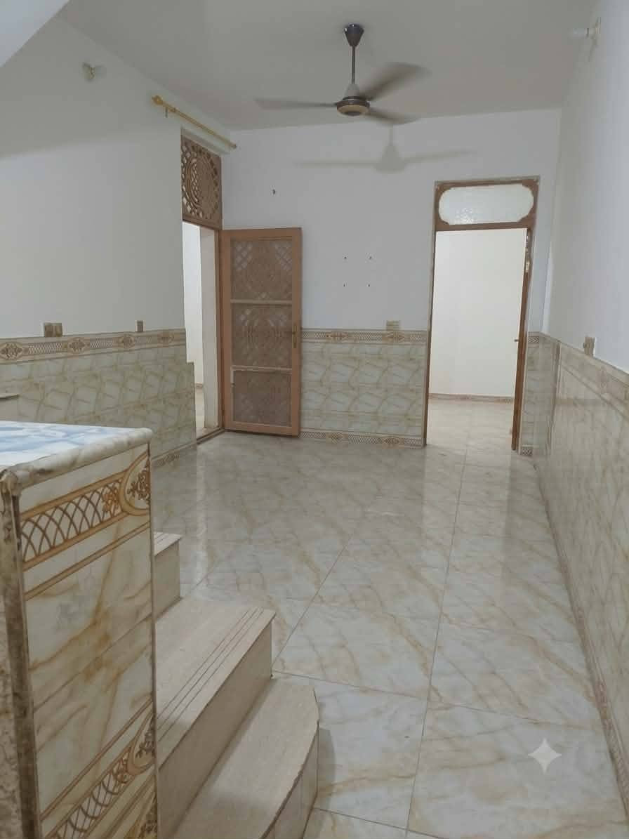 بيت 100م زراعي بسمي مقابيل قرية الغدير شارع المطحنه متكون من غرفه وصاله ومطبخ استقبال وتخاريج داخليه وخارخيه جدران سراميك ارضيه بورسلين سقوف ثانوية.. بناء طابوك معاملت الطابو بلبلديه شارعه 20 تجاري السعر 42 وبيه مجال *********** مكلف بنشر اتصل
