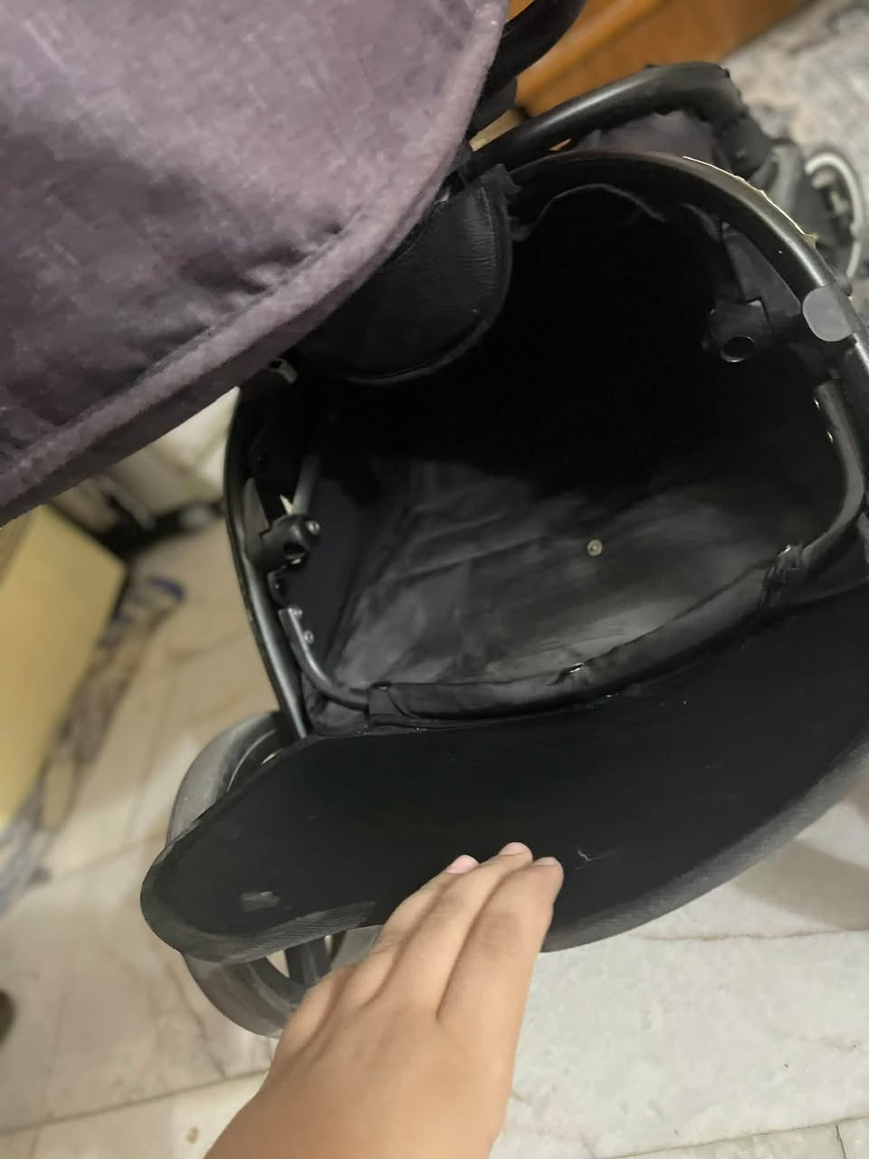 السلام عليكم عربانه طفل يصير الطفل ينام بيها و العربانه يجي وياها كاروك خاص بيه هم يصير بيه و الكاروك يصير بل سياره يعني صير مقعد طفل و العربانه بيه مساحت تخزين كبيه من السفل العربانه جديده مستعمله قليل و مخزنه و العربانه ماركه سعره 80و بيه مجال عنواني نجل حي الامير رقمي ***********
