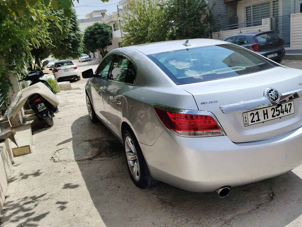 بيوك لاكروس • ٢٠١٠ • بدون صبغ