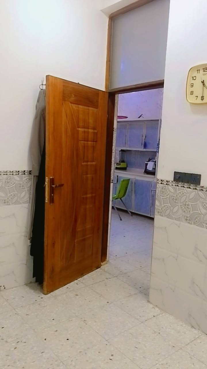 @للبيع او مراوس بقطعة ارض في الصابيات
دار سكن ملك طابو صرف في بغداد الشعلة نص قطعة مساحة ( ٨٠ ) متر . موقع جميل وسط الخدمات والمدارس قطاع الثالث بظهر الشارع الغربي شارع حسن صيني البنچرچي قرب جامع الثقلين .
بناء حديث كامل مواصفات عام ٢٠٢٥
 طابق واحد مع غرفة غير مسقفة في الطابق الثاني .
غرفة نوم ومطبخ واسع جدا وصالة استقبال
وصحيات غربي وشرقي وبيتونة وستارة ارتفاع مترين .
السعر ١٢٠ وبي مجال
***********
