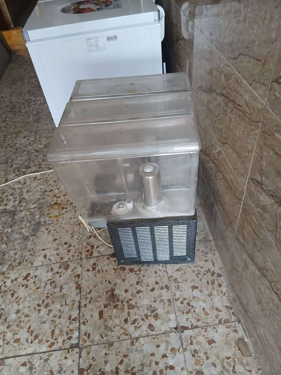 السلام عليكم
براد عصير اخو الجديد كلش نظيف استعمال قليل السعر 900
مكان بغداد ***********
