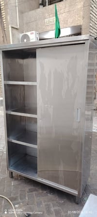 ميز ستيل طوله ١٦٠ وديلاب ارتفاعه ١٨٥ وعرضه ١٢٠ نضيفات جدا ايطالي اصلي ...