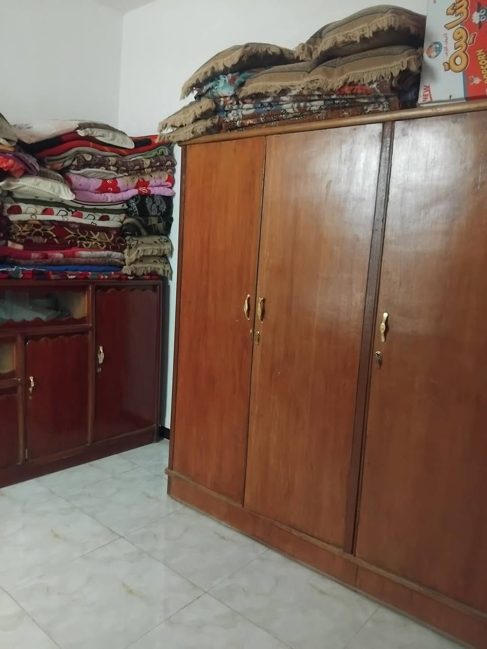 دار للبيع مساحه ٢٠٠ ٢ غرف صاله مطبخ حمامت خارج وداخل محل غذائيه الي  يريد يجي يشوفها يتصل على الرقم ***********
