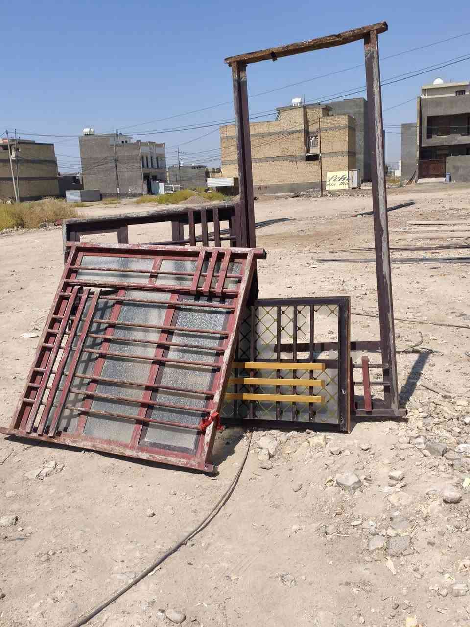 شبابيك وبيبان أوربي نضيفات وبيهن ملاحظات بسيطة مال بيت كامل 250 متر تريد مفرد تريد شلع موجود 
مكاني بغداد قرب جسر الدوار ورا بوابه الكاظمية من جهه التاجيات الاتصال *********** متواجد على الفيس وعلى الرقم
