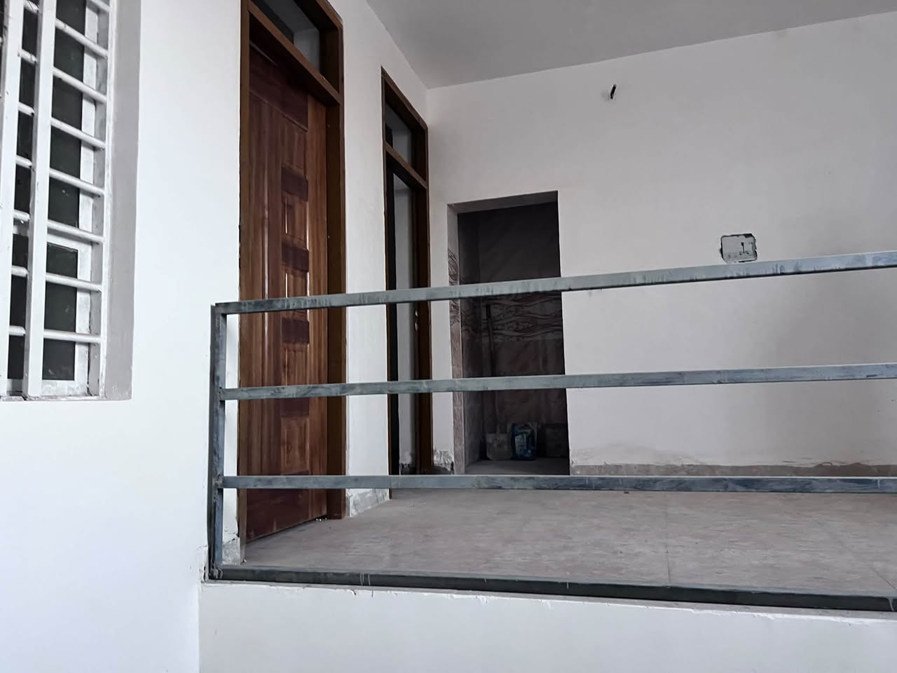 سلام عليكم بيت الايجار مساحته 150متر بيت نظيف جدا غير مسكون سابقنا طابقين يتكون من صاله ومطبخ وكلدور وغرف نوم عدد   4  
كافت خدمات موجوده 
العنوان حله شارع 80خلف بانزين خانه 
      مال اضواء بابل ثاني فرع 
            للاستفسار اكثىر مراجعت 

 مكتب بهاء الجشعمي 
        
        العنوان حله شارع 100قرب جسر المشاه 
او
لاتصال على الرقم التالي 
***********
