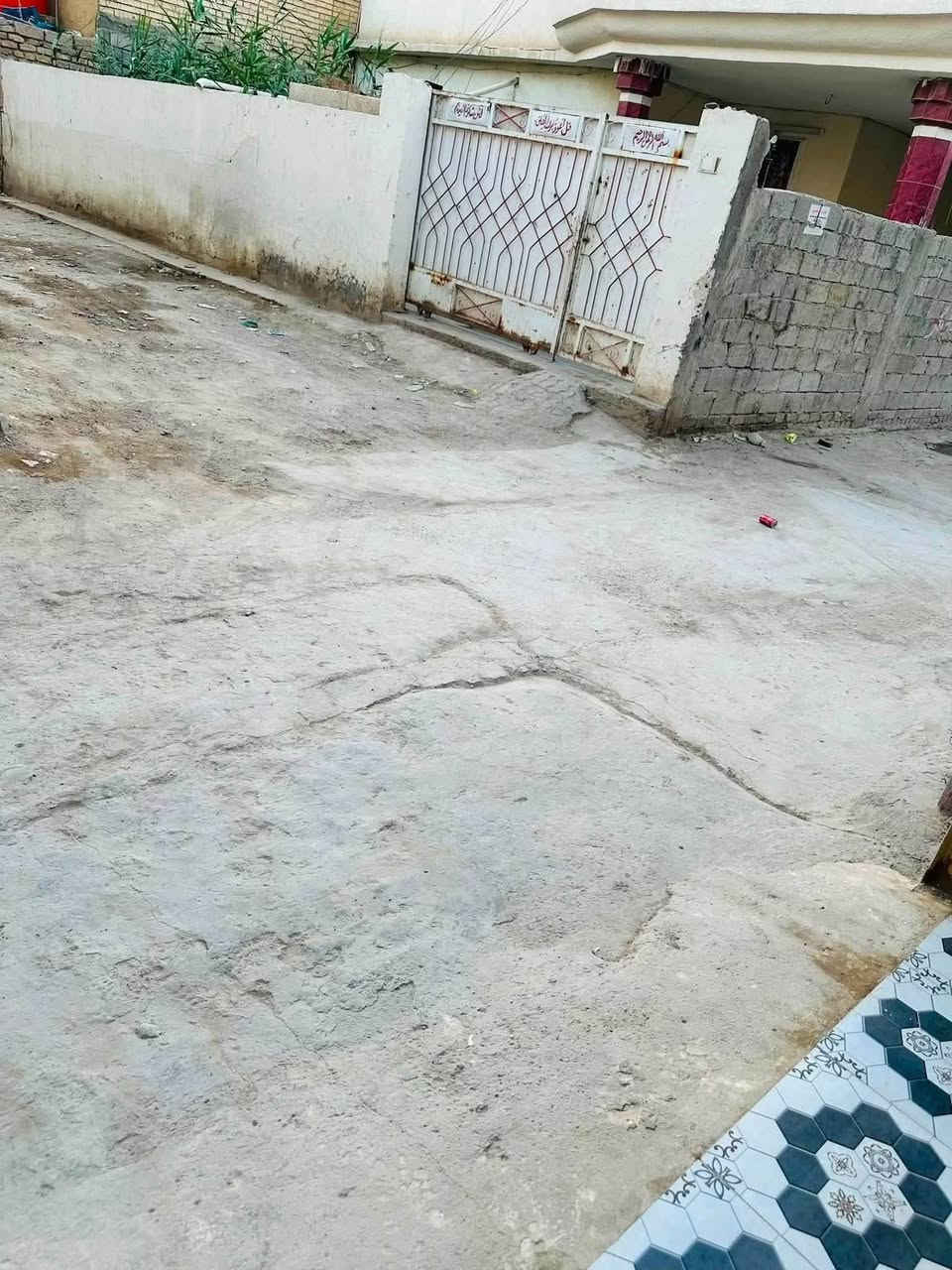 البيت ديكسرون بسعره الناس لمتخاف الله منكول غير حسبنا الله ونعم الوكيل بيت جاهز ع ٢٤ حبايه نظيف وجديد مساحه واقع حال ٢٠٠ سند ١٥٠  طابقين بيه ٤ غرف بيه هولين ٣/٦ سند ٢٥ قريب ع كل شي مدارس سوك نتمشالهن تم تنزيل سعر ١٣٥ لل ١٢٥ شراي يتصل *********** ويرهم مراوس محتاجين فرق
