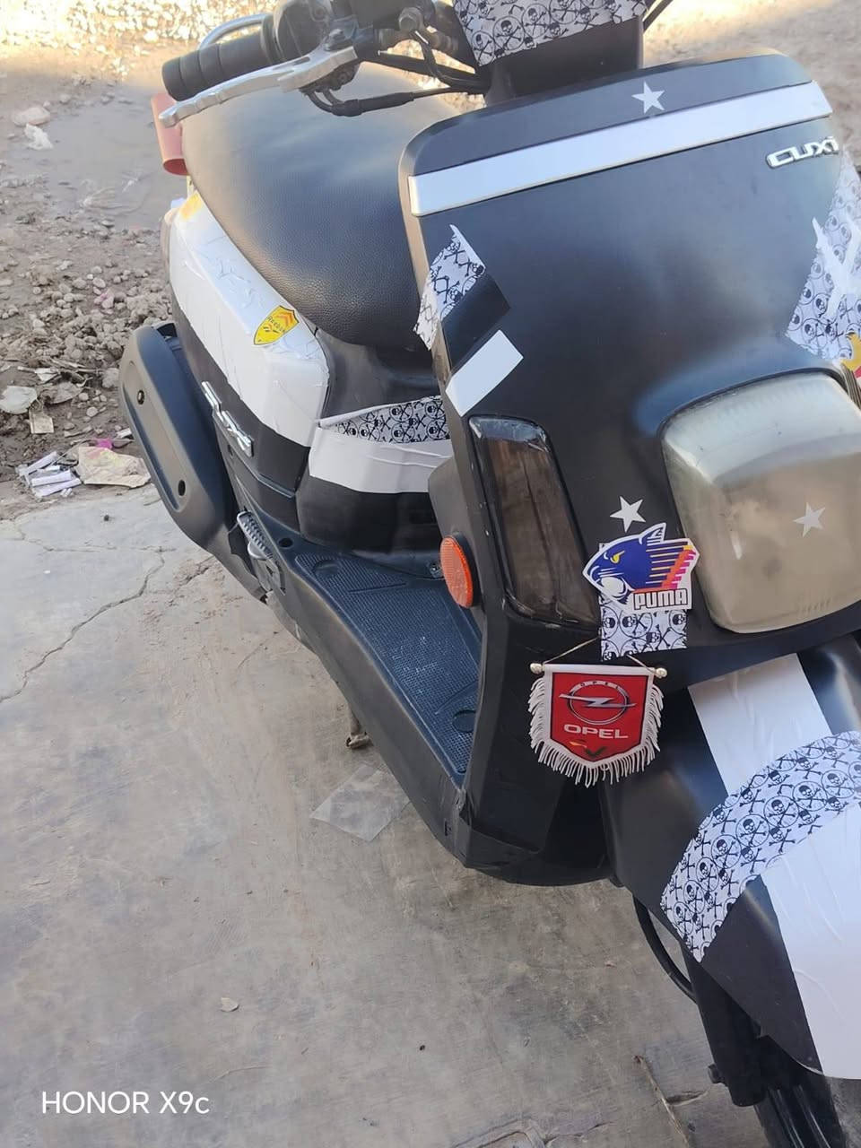 سلام علیکم ماطور البيع  مامفتوح بوليس مسطره نوزل الرقم ***********

نص مكتوب في الصور:
- HONOR X9c