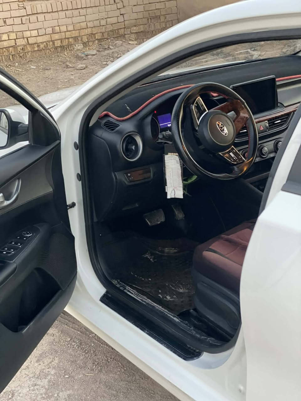 سلام عليكم سيراتو مديل 20 ماشيه 76 الف بيه صبغ قليل بالباب سعر 144تصال ***********
