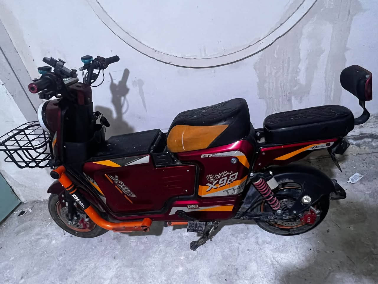 دراجة شحن R900نضيفة
شغالة كل شي مابيها  بس باترياتها منتفوخة 
سعرها 300 وبيها مجال 
دور الضباط 
***********
