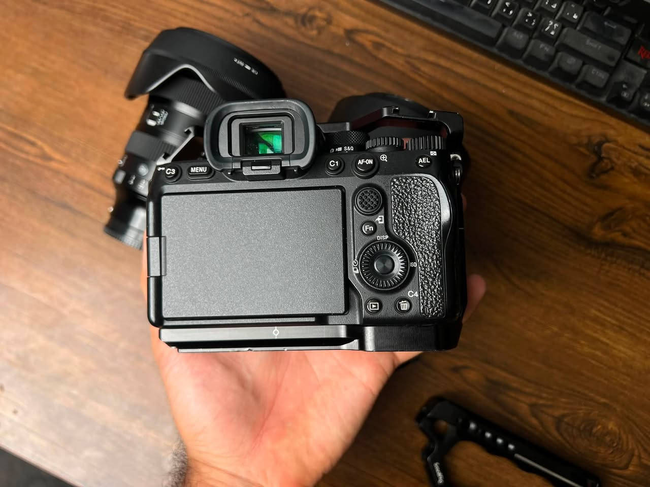 كامرة sony a7m4 شترها 39 الف نظافة 100% هية والكيج من smallrig والتوب هاندل كارتونتها وشاحنتها وكل كيبلاتها جديدة وعليها لزكة شاشة السعر 2,000,000

عدسة سكما 24-70 فتحة 2.8 الجيل الثاني نظافة فول كارتونتها وغراضها وجنطتها كاملة السعر 1,000,000

عدسة سكما 70-200 فتحة 2.8 نظافة 100%
كارتونتها وغراضها وجنطتها كاملة السعر 1,350,000

مكاني بغداد خاص ما موجود اتصال او واتساب ***********
