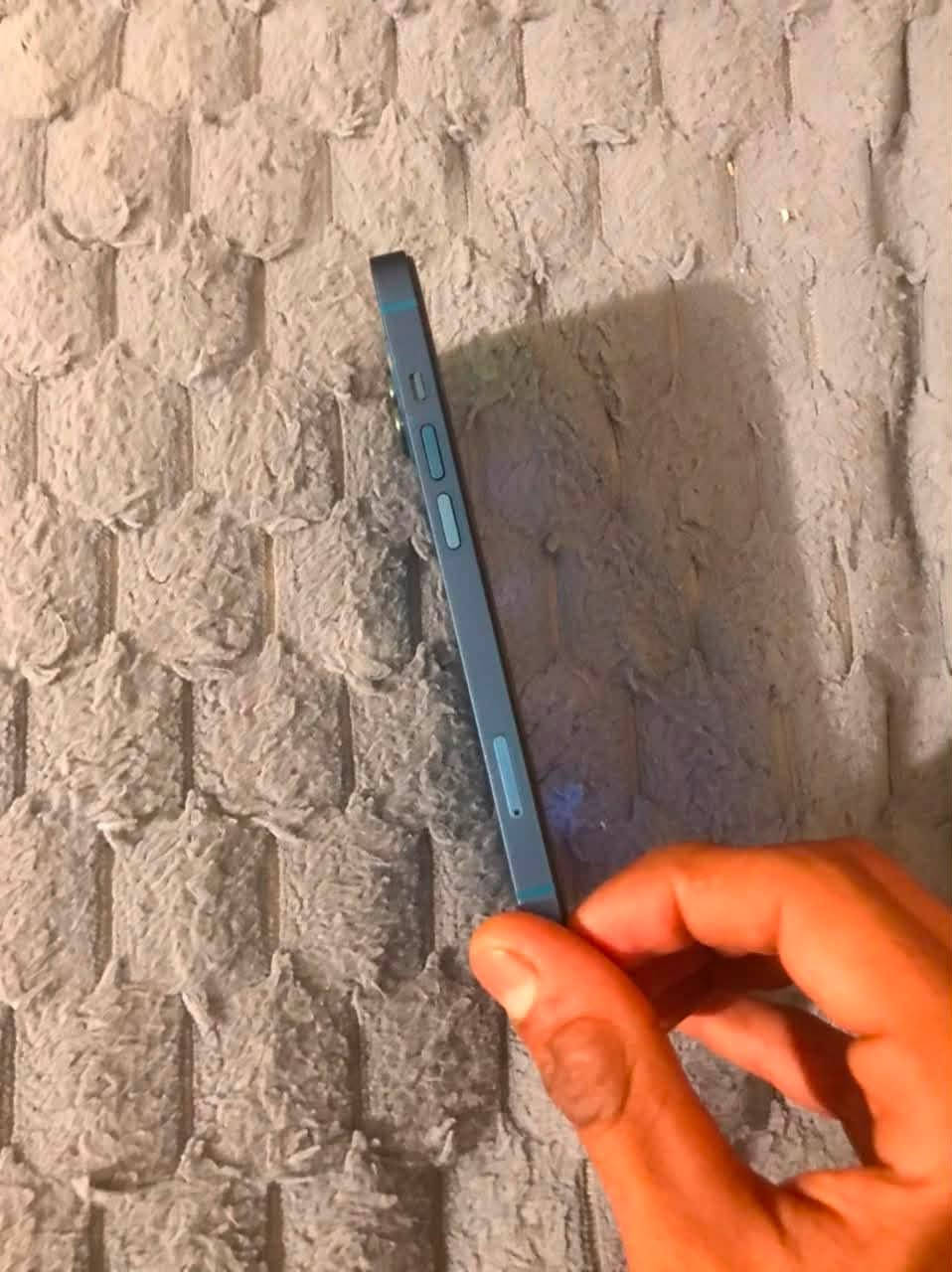 من رخصت الادمن ايفون ١٣ عادي شوفت عينك كلشي مابي بس شاشة مكسوره و كل التفاصيل يمك صرفيته كلش ممتازه و لمسه يخبل مابي شي زلغ مابي الجهاز كامرات سماعات كله شغال ٢٥٠ و بي مجال حك الجيه تفحص وين ما جان كفر بي و لزكه و شاحنه اتصل على ***********
