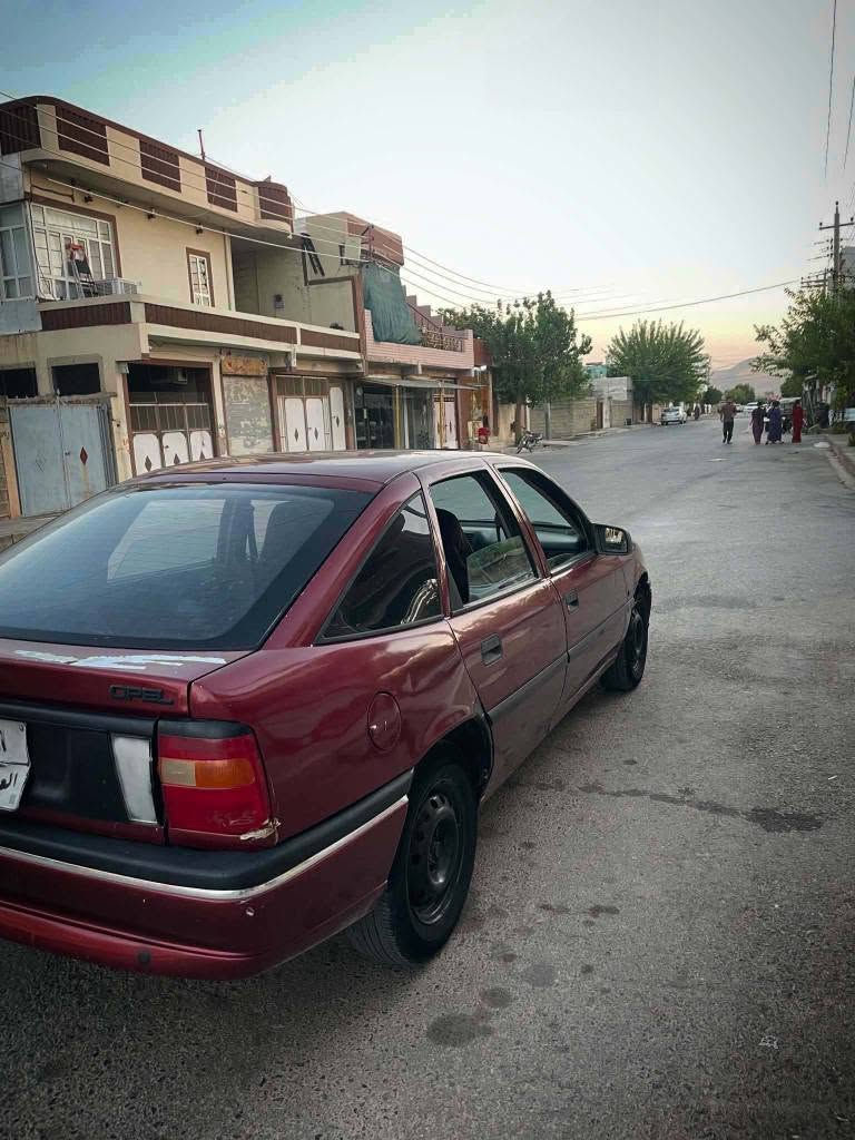 ئۆپڵ ڤیکترا  مۆدیل 1992  مەکینە 16 قایش پان  گیڕو مەکینەو توندو تۆڵی بە شەرت  پشتو پێشی کەپسە  لێدراوی پیوە نیە  4 تایەی تازە بەستراوە  سڵاید ئیش دەکات   ڕەقەم هەولیر  تەنها ئەولیاتی بە شەرتە  ڕەقەمی خاوەنەکەی داخراوە  کیشەی مەدەنی بە شەرت  نرخی  16 گەڵاو کەمێک مامەڵە  ***********  شوین ڕانیە رانية, السليمانية

