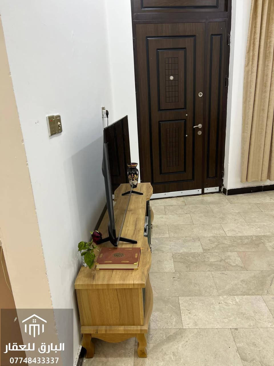 🔱 دار مميز ( ركن ) للإيجار 🔱

الموقع📍 : الكرادة خارج - قرب حلويات الزيتون

📏 المساحة : 90 م

📏 المواجهة : 8 م
                               
⭕ المحتويات :

 مكون من طابقين ونصف : 

( الدار بنظام المدخلين )

⭕الطابق الأرضي : 
🔺 كبيرة 
🔺مطبخ
🔺غرفة نوم 
🔺حمام مشترك داخلي  
🔺حمام ضيوف خارجي 
🔺كراج صغير 

⭕الطابق الاول : 
🔺غرف نوم كبيره + ( شرفة ) على طول الغرفة 
🔺غرف نوم وسط
🔺حمام مشترك 

⭕ الطابق الثاني :
🔺بيتونة 
🔺سطح 

⭕ مميزات العقار :
🛑 المطبخ يحتوي على كاونتر كامل
🛑مجهز سبالت بالكامل 
🛑 حمام ضيوف خارجي 

⭕ ( الدفع بمقدمة لا تقل عن سنة )

🔶 ( للعوائل - الشركات - المغتربين ) 
                            
⭕ الإيجار الشهري : عند الإتصال او حضورياً 📞

***********
 
يوجد لدينا واتساب 📞

🟩 نستقبل جميع العروض و الطلبات العقارية 🟩

عنوان المكتب 📍: بغداد - الكرادة داخل - قرب مطعم الصبايا - فرع مدرسة لبنان

ملاحظة : موقع المكتب مثبّت على تطبيقات الخرائط ( Google maps , Waze )

#البارق_للعقار بغداد, العراق
