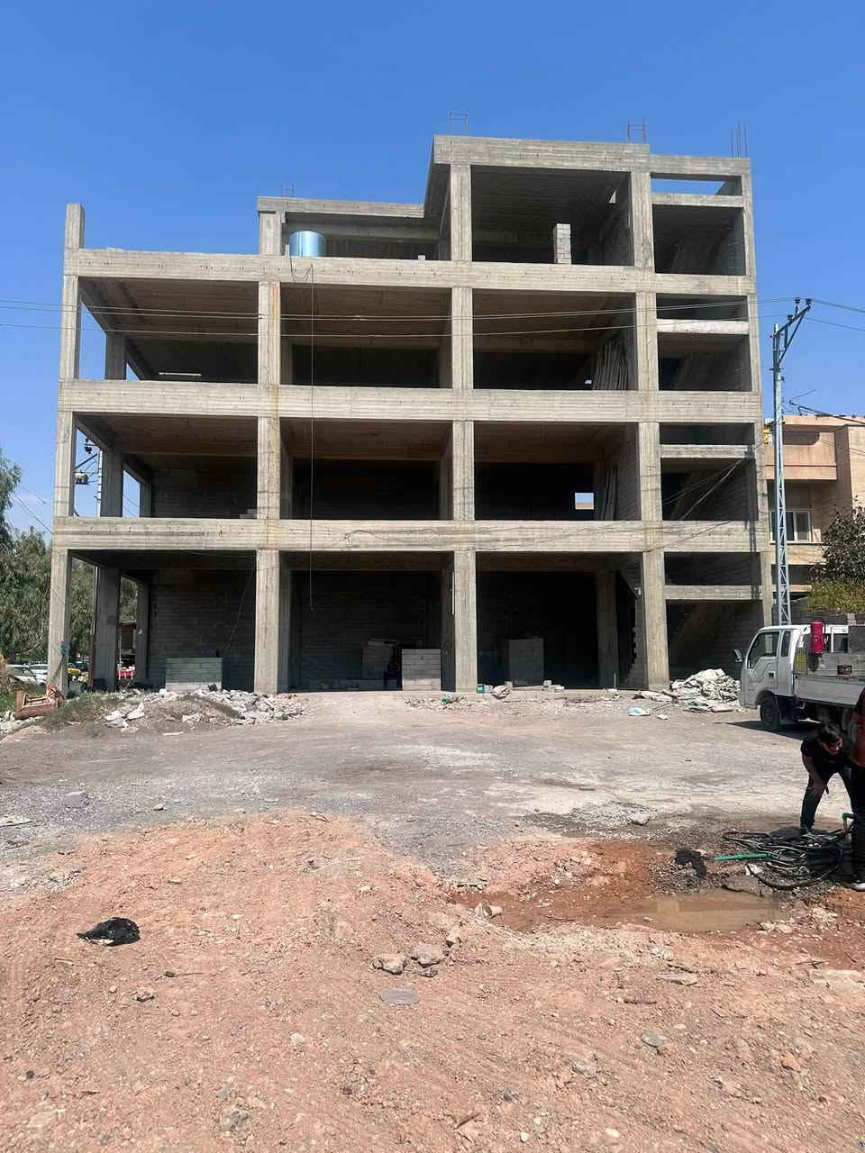 اعلان
مكلف بالنشر

عمارة مميزة للايجار في حي الحدباء بداية سايدين الصورة (ركن) مقابل باب جامعة الموصل

مناسبة لانشاء مجمع طبي متكامل 
🔹 ثلاث طوابق 
مساحة البناء ١٨٢ متر مربع
الابعاد ٢٠ واجهة * ٩
(يوجد مكان مؤسس للمصعد)
🔹امامها مساحة واسعة تصلح موقف سيارات او حديقة مساحتها 400 متر
البناء حاليا هيكل كامل 

إكمال البناء والتقسيم والتشطيبات يمكن تنفيذها حسب طلب واحتياج المستأجر، بما يتناسب مع طبيعة المشروع واستخدام كل طابق.

مناسبة بشكل خاص لـ مجمع طبي وعيادات متعددة، مع إمكانية تصميم المساحات بما يخدم الأطباء والمراجعين.

للمهتمين والاستفسار عن التفاصيل، يرجى التواصل.
***********
***********

التواصل مع الارقام المذكورة حصرا
