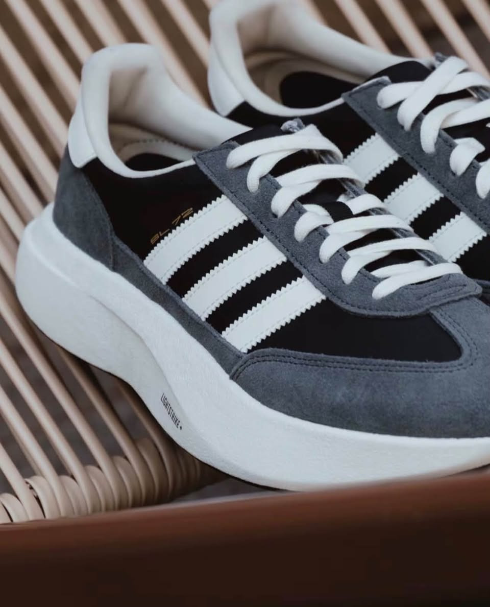 إذا تحب الأحذية اللي تعطيك ستايل شبابي بدون مبالغة، Adidas SL 72 Pro 
خيار يستاهل تشوفه.

تصميم مستوحى من ستايل أديداس الكلاسيكي، لكن بلمسة عصرية تخليه سهل التنسيق ويا ملابسك اليومية.

والأحلى؟
متوفر بـ 8 ألوان مختلفة 👟🔥
يعني عندك خيارات أكثر حتى تختار اللون اللي يناسب ستايلك.

📦 متوفر الآن
🚚 توصيل لجميع محافظات العراق

للطلب والاستفسار مراسلة الصفحة أو الاتصال: ***********

نص مكتوب في الصور:
- SL 72 PRO TRENDY SNEAKERS
- TRENDY SNEAKERS