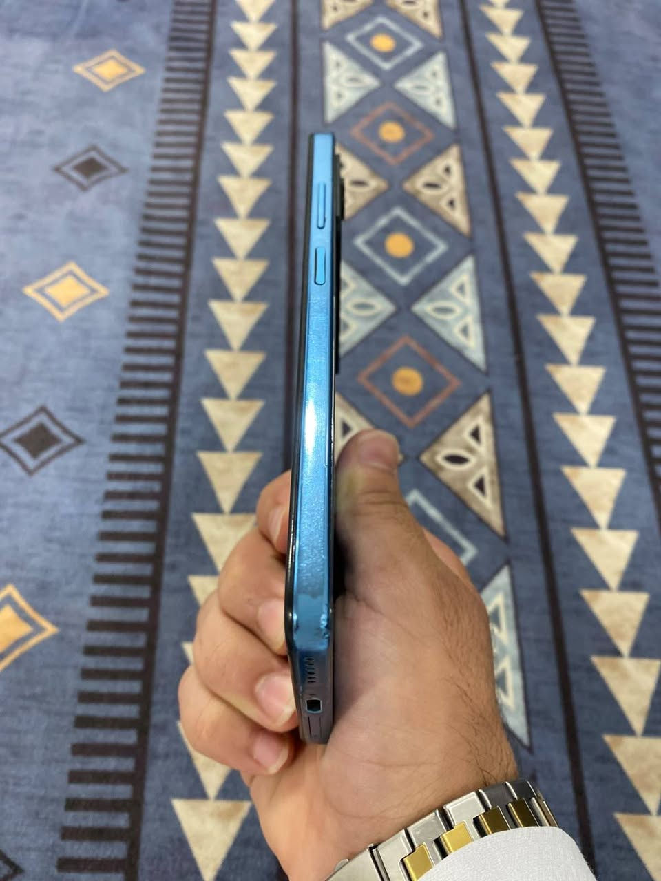 متاح..
بوكو x4.bro
ذاكره 256 
رام 8+3
فقط الشاشه طابعه مثل ماموضح بلصوره
الشراي يتصل او يراسل واتساب 
***********،
