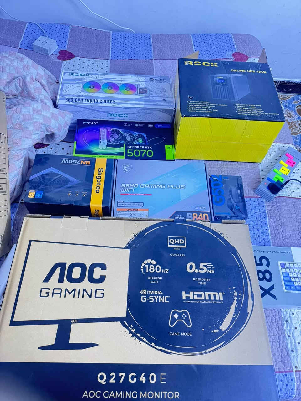 � للبيع تجميعة PC Gaming كاملة وبمواصفات قوية جداً 🔥
للبيع تجميعة نظيفة وقوية، مناسبة للألعاب الثقيلة، ألعاب الأونلاين، الدراسة والمونتاج، والجهاز جاهز للاستخدام 🎮🔥

🖥️ مواصفات الكمبيوتر:

🎮 كرت الشاشة: PNY GeForce RTX 5070 12GB
🧠 المعالج: AMD Ryzen 7 7800X3D
🧩 اللوحة الأم: MSI B850 Gaming Plus WiFi
💾 الرام: 16GB DDR5 — قطعة واحدة
💽 التخزين: SSD سعة 1TB
❄️ التبريد: تبريد مائي ROCK قياس 360mm
⚡ الباور سبلاي: Segotep 750W
🖥️ الكيس: ROCK Vortex
السعر 3مليون و 100

🎁 الملحقات ويا الجهاز:

🖥️ الشاشة: AOC Q27G4QE
▫️ دقة QHD 2K
▫️ تحديث 180Hz
▫️ استجابة 0.5ms

السعر 270
▫️ NVIDIA G-SYNC

⌨️ الكيبورد: Attack Shark L8
▫️ ميكانيكي
▫️ RGB
▫️ Tri-Mode

🖱️ الماوس: Logitech G502 HERO
سعر الكيبورد والماوس 120

🔌 UPS: The ROCK Online UPS 1KVA
سعر اليوبي اس 180

سماعه هايبر اكس كلاود ثري 3 🎧
السعر 110 
الميز هم للبيع ب 80 الف

تجميعة متكاملة وقوية، والقطع موجودة كراتينها.
البيع كامل مع الشاشة والكيبورد والماوس والـUPS.
كل شيء سعره جوه 
التواصل 
على خاص
الواتساب ***********
