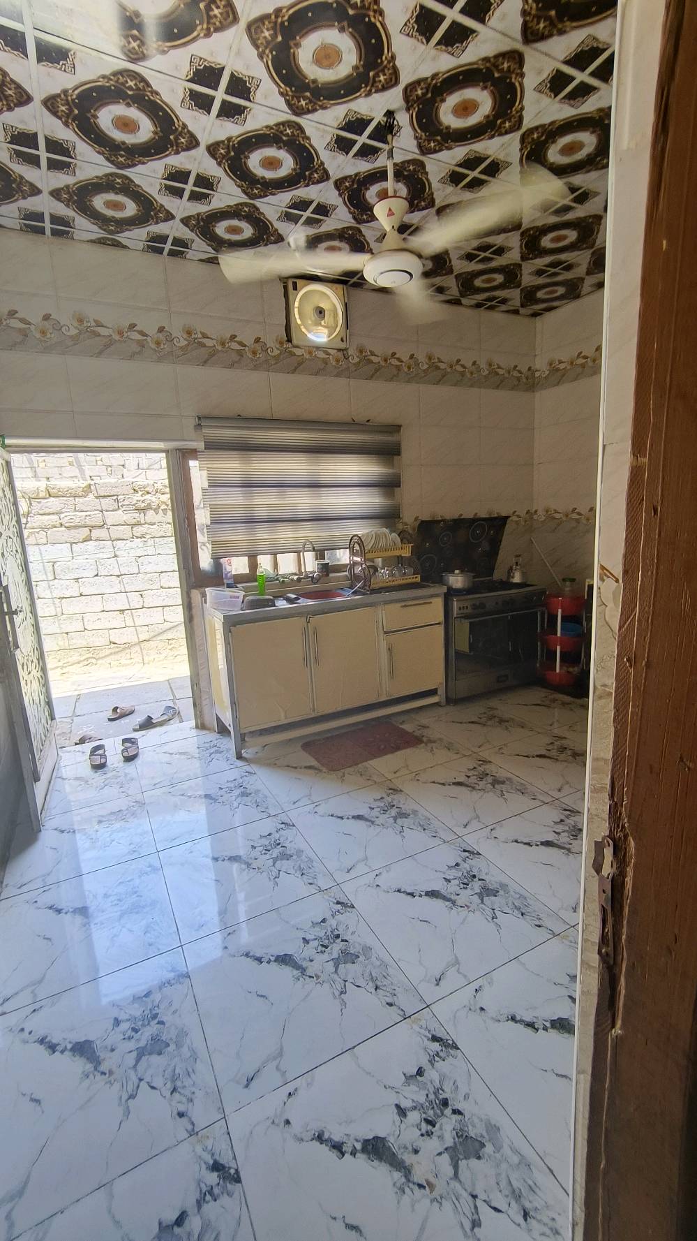 سلام عليكم ورحمة الله وبركاتة عندي بيت للبيع مساحته 400 وا مشتمل 100بيت +مشتمل ينباعن سويه زراعي قريب عله شارع رئيسي 200 متر اكبال بلديه شافعيه نزله تبليط سعره 55 وا بي مجال بيت بيه نضيف وا حوش مرتب وا حلو بيه صحيات داخليه وا خارجيه رقم هاتف ***********