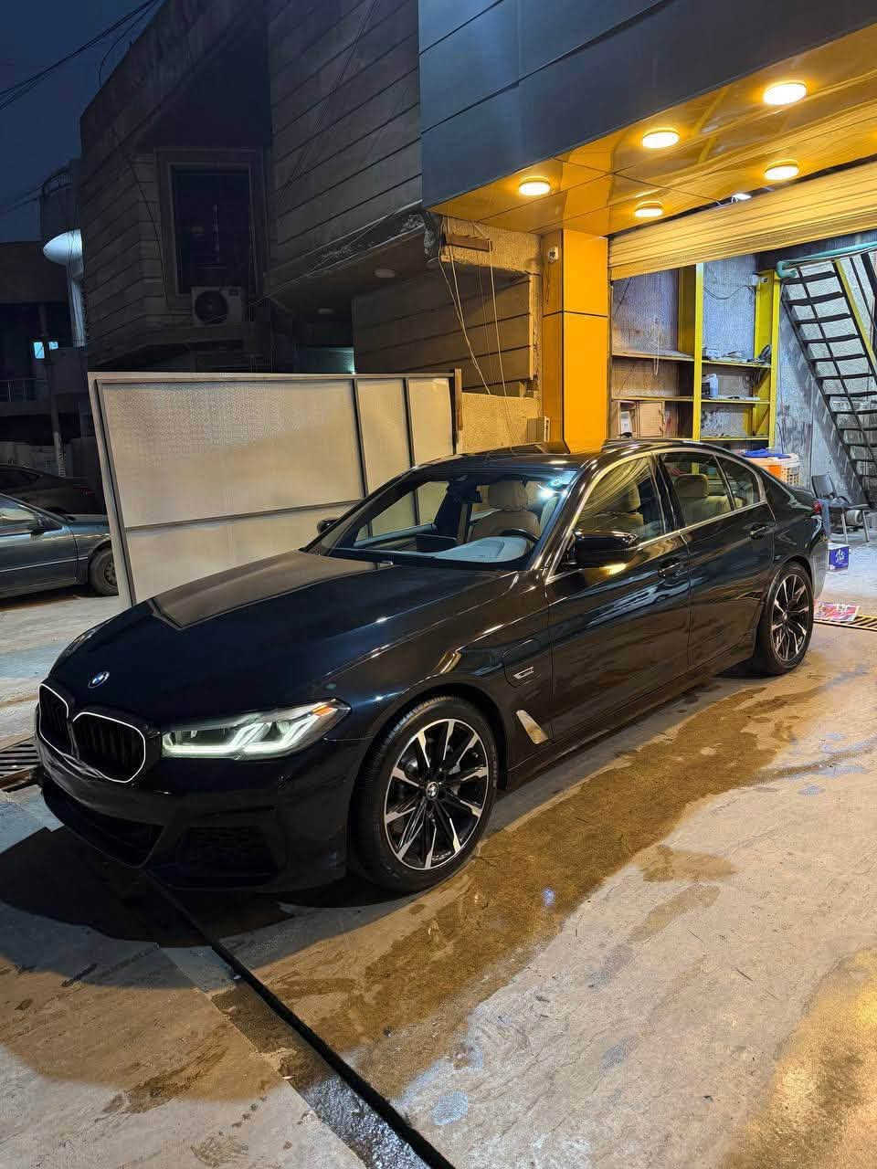 BMW530e
موديل 2022 
هايبرد بلكن هايبرد 
 اللون اسود
وارد امريكي بدون ايرباك قطعتين صبغ 

مواصفات:
محرك ٢٠٠٠ توربو
٣ وضعيات قياده (سبورت- هايبرد -كهرباء)
داخل اوف وايت 
ماوس تحكم
فتحة سقف
جنطه كهرباء
حساسات امامي خلفي
رادار استشعار المركبات من الامام
تدفئة كراسي
تحديد مسار
شفتات ستيرن
مري كهرباء 
كراسي جلد وكهرباء
ميموري خزن وضع سائق
مسويلها صيانة عامه (سيرفس كامل )
ومسويلها حمام وبولش
سياره مابيهه نقص صفر مسج
رقم جديد هزه جديدة 
السيارة كاملة والكمال لله 
ماشيه 56 الف مايل 
سعر ٢٩٠ وبيها مجال بسيط 
مكانها  الاعظمية
تواصل ***********
