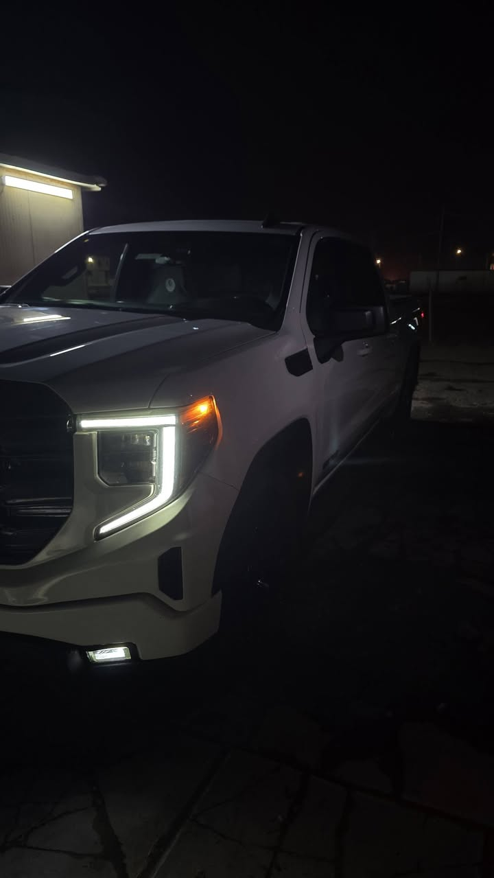 سلام عليكم. للبيع 🛻✨
​: جمسي سيرا (GMC Sierra)
​الموديل: 2024
​المحرك: 4 سلندر2700 تيربو 
​الحادث / البنيد:  ومدكر فقط
باب طويل بدي قصير دشبول حديث 
كاميرات وليدات كاملة
​السيارة جاهزة من كلشي، شغل وتوكل على الله ما تحتاج أي مصاريف.
​المكان: البصرة
السعر: 270 وبيه جال بسيط بيع فقط
رقم بغداد مميز تحويل مباشر 
ماشي 29 الف 
للستفسار ‭***********‬ وتساب اتصال
