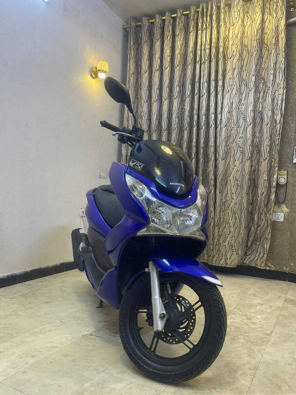 دراجه pcxجيل اول مكينه 125ماشيه ١٧ الف  دراجة  كلها ابلاديه شرط النضافه دراجهة مال رمبه مال معرض المديل 2016 ماخذها رمبه اوراق المعرض موجوده يعني مو مال شارع 
حساس ازدحام سويجات ٢ الدراجه كفاله عامه الدراجه على ايدي شوفت عينك ياباني الاصليJF جديده مكاني بغداد اي استفسار***********
