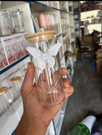 اكواب شفافه • عدد١٢ • فراشه كبيره