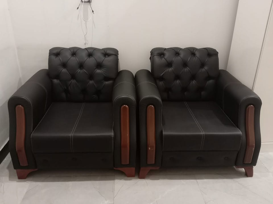 تخم قنفات جلد 10 مقاعد 
الغزالية 
السعر 750 الف نظافه 98‎%‎ 
***********
