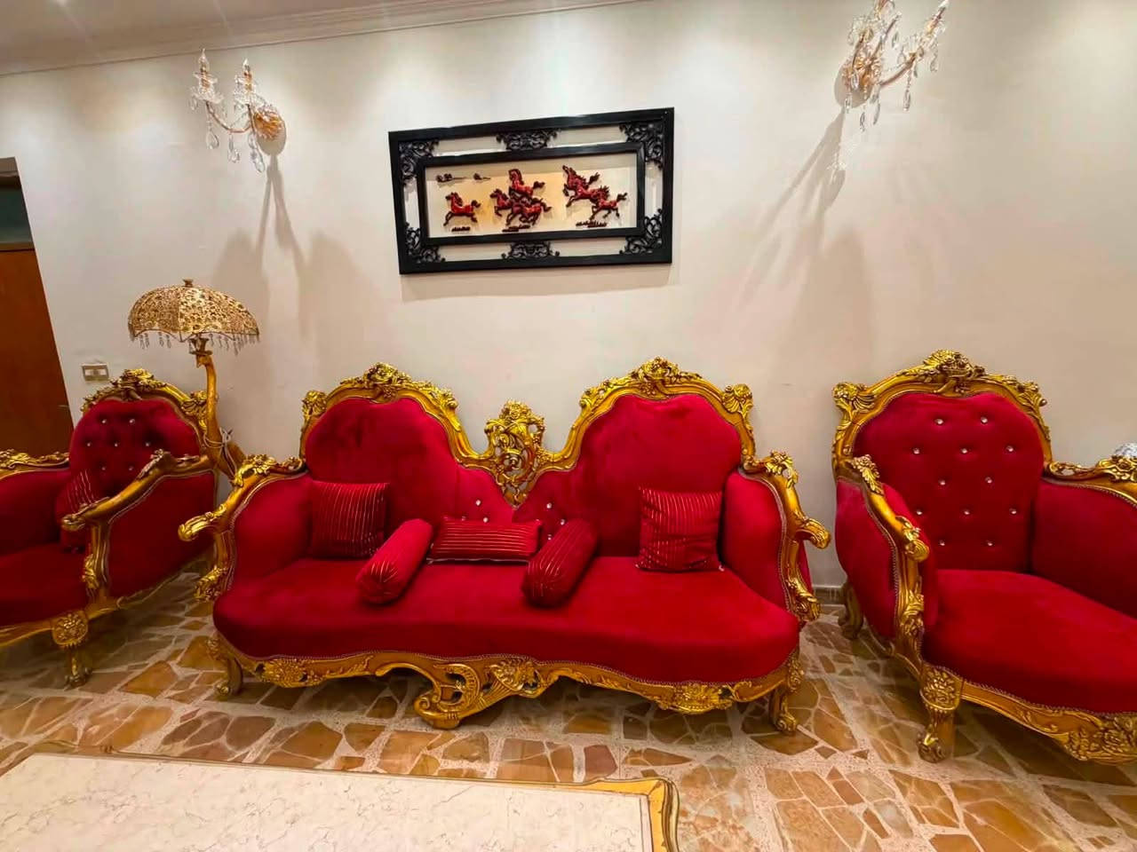 سلام عليكم تخم رئاسي دمياطي بحاله ممتازه جداً

 مع باترينه  طول 210سم ،عرض 260

طبله وسطه طول 120سم 

السعر 3,000,000 
العنوان عامريه شارع نادي الخطوط 
***********
