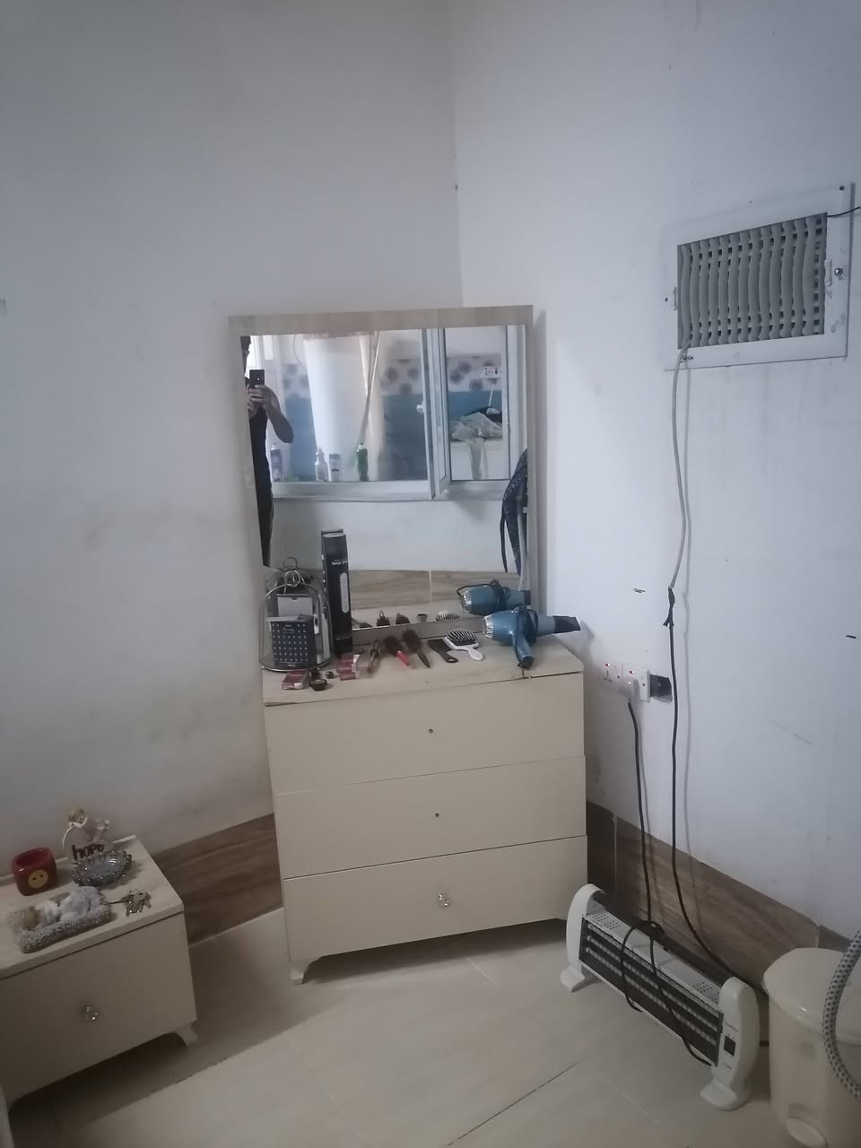 غرفة نوم للبيع 200وبيها مجال العنوان بحركة الاستفسار عل واتساب ***********
