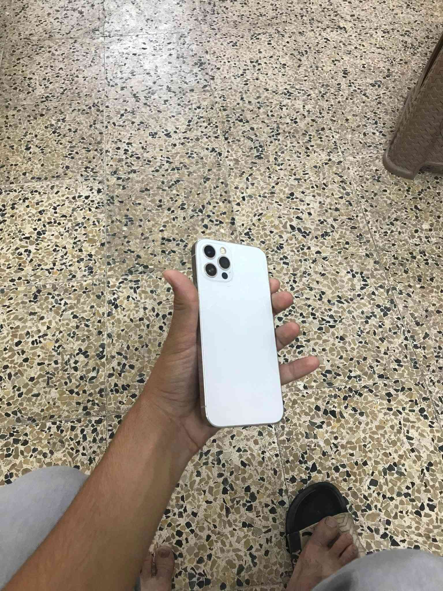 آيفون ١٢ برو • ١٢٨ • كاميرا مشوشة