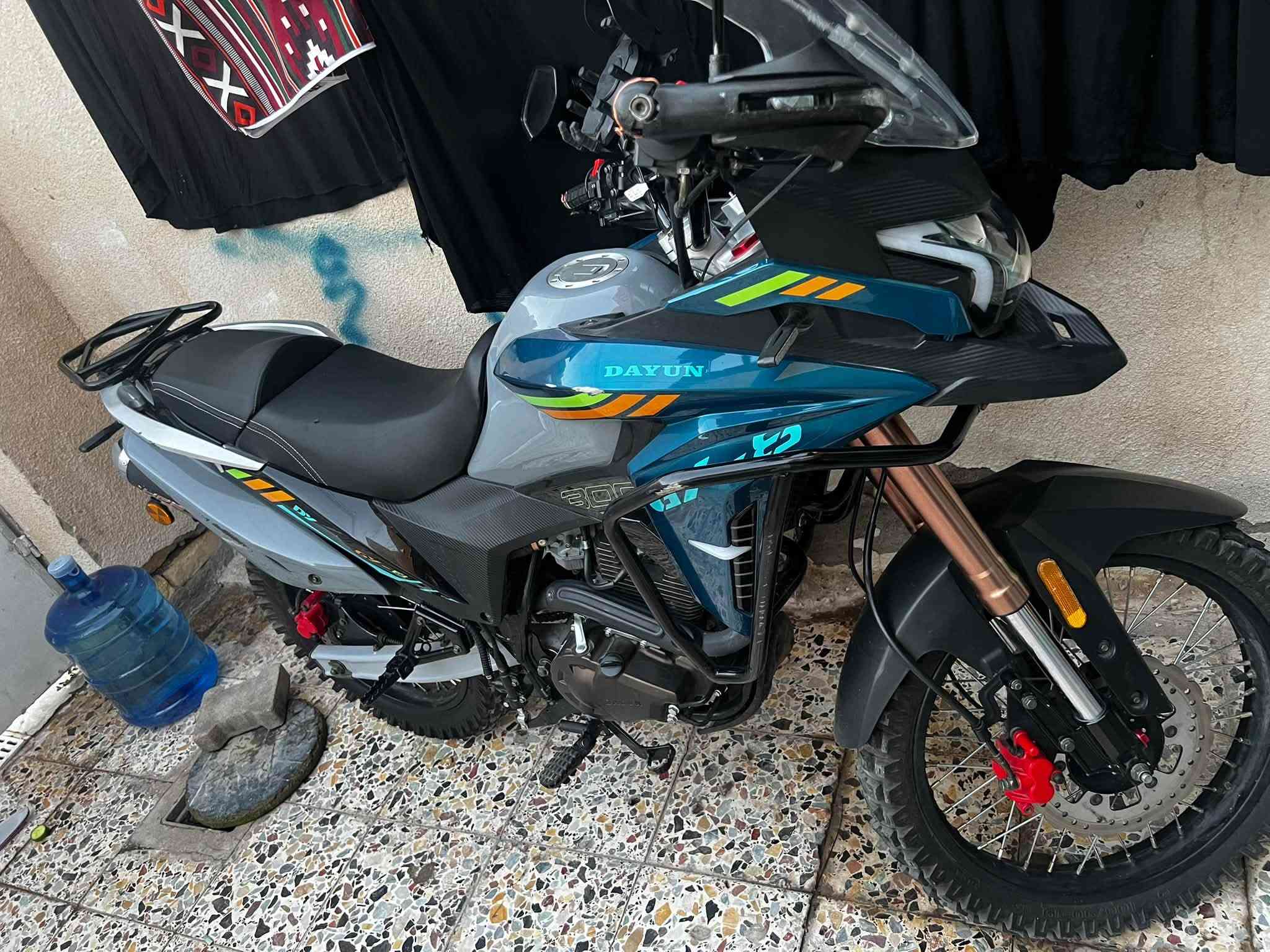 دايوان ادفنجر موديل 26 مكفولة
محرك • 300 cc
مرقم لوحات • إنكليز أربيل 

الدراجة بعدها بسم المعرض تروح انته تفتح عقد مروري ب ايدكً وتحول 

ماشيه الف و 800 

زيرو استعمال شخصي 

السعر • 3400 وبيها مجال قليل 

واقيات اليد موجود إذا تريد تبدلهن او تخليهن 

الرقم • ***********

سبب البيع . عندي عملية
