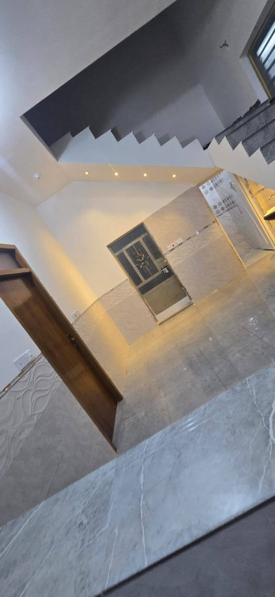 دار سكن طابو زراعي مساحته ١١٠ م موقع مميز وجه على الطابو حي الأمير الثاني مقابيل ملعب هشام زليزل شارعهه ١٢ متر البناء طابوق والسقف صب كونكريت يحتوي على ١ غرفه نوم واستقبال ومطبخ وصاله وصحيات للإستفسار مراجعه مكتب القريني للعقار الجمعيه بالقرب من السايدين *********** او ***********
