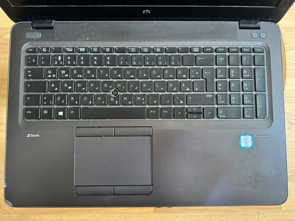 السلام عليكم
لابتوب البرامج الهندسية  والتصميم والمونتاج ورك ستيشن قوية جدا 
مواصفاتها 
 HP ZBOOK 15u G3 
المعالج كور اي سفن core i7 6600u 
الرام 16 كيكا ddr4 قابل للتطوير 
الهارد ssd 256 كيكا كلش سريع
كرت الشاشة خارجي منفصل AMD FIREPRO W4190M(2كيكا)
كرت شاشة داخلي انتل (8كيكا) 
مجموع كرت الشاشة 10 كيكا
حجم الشاشة 15.6 Full hd 1920 1080  
كيبورد ضوئي عربي انكليزي 
بيها منفذ Type c تايب سي 
ملاحظة بيها طخة بالجانب موضح بصورة والتاج باد شغال بس يشمر 
وياها ماوس اصلي وجنطة واللابتوب شغال 100%
لابتوب مفيدة  جدا للبرامج القوية والهندسية خصوصا اوتوكاد وماتلاب و3d max ومنصب اوتوكاد 2021 والالعاب القوية 
الملحقات شاحنتها الاصلية وجنطة وماوس اصلي
مكاني بغداد الاسكان قرب مستشفى آلطفل 
السعر 325 الف 
***********
