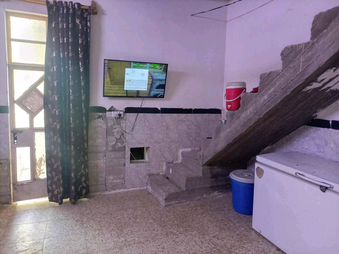 السلام عليكم بيت زراعي لبيع مساحه ٢٠٠ متر بي غرفتين وصاله ومناور ثنين مكاني بغداد حي البتول سعر ٣٥ بي مجال***********