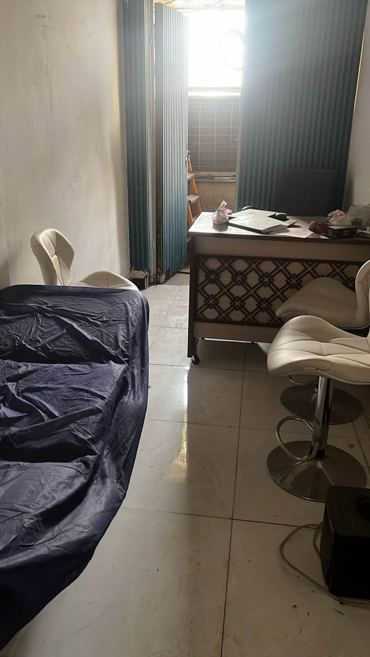 عيادة طبية مع مركز تجميل متكامل للبيع في بغداد حي البنوك مقابل مرطبات كريم سفيح  سبب البيع سفر للدراسات العليا 
***********
ايجار المكان طابق اول ٤٠٠ الف غرفة وصالة كبيرة بغداد, العراق
