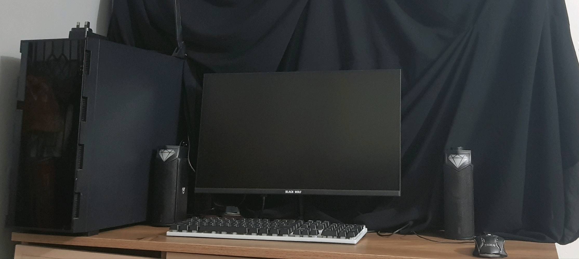 ​للبيع تجميعة قيمنق ومونتاج احترافية (استخدام بسيط جداً بحالة الزيرو):
​المعالج: Intel Core i7 14th Gen
​كرت الشاشة: MSI RTX 4060
​المذربورد: Gigabyte B760M AORUS ELITE AX (واي فاي + بلوتوث مدمج - فئة احترافية)
​الرام: 32GB DDR4
​التخزين: 1TB SSD
​مزود الطاقة: 700W
​الشاشة: Black Wolf 24 Inch 165Hz
السعر مطلوب ٢مليون و ٢٥٠ الف وبيه مجال
للتواصل ***********
ممكن تكتبلي موديل المعالج بالضبط شنو؟ لأن مكتوب i7 14th Gen بس مو واضح إذا هو 14700KF/14700K أو غيره.: 
14700k
الجهاز والشاشة منين موقعهم؟ يعني أي مدينة/منطقة حتى المشتري يعرف إذا أكو تسليم إيد بإيد لو شحن.: 
ميسان العماره
شكد مدة الاستخدام تقريباً؟ وهل الجهاز بعده عليه ضمان أو فواتير شراء موجودة؟: 
مدة استخدام ماتجاوز شهر
هل الأسعار بيها قابلية تفاوض، وإذا عندك شروط للبيع مثل البيع فقط كامل مع الشاشة لو ممكن تفصلهم؟: 
كامل فقط