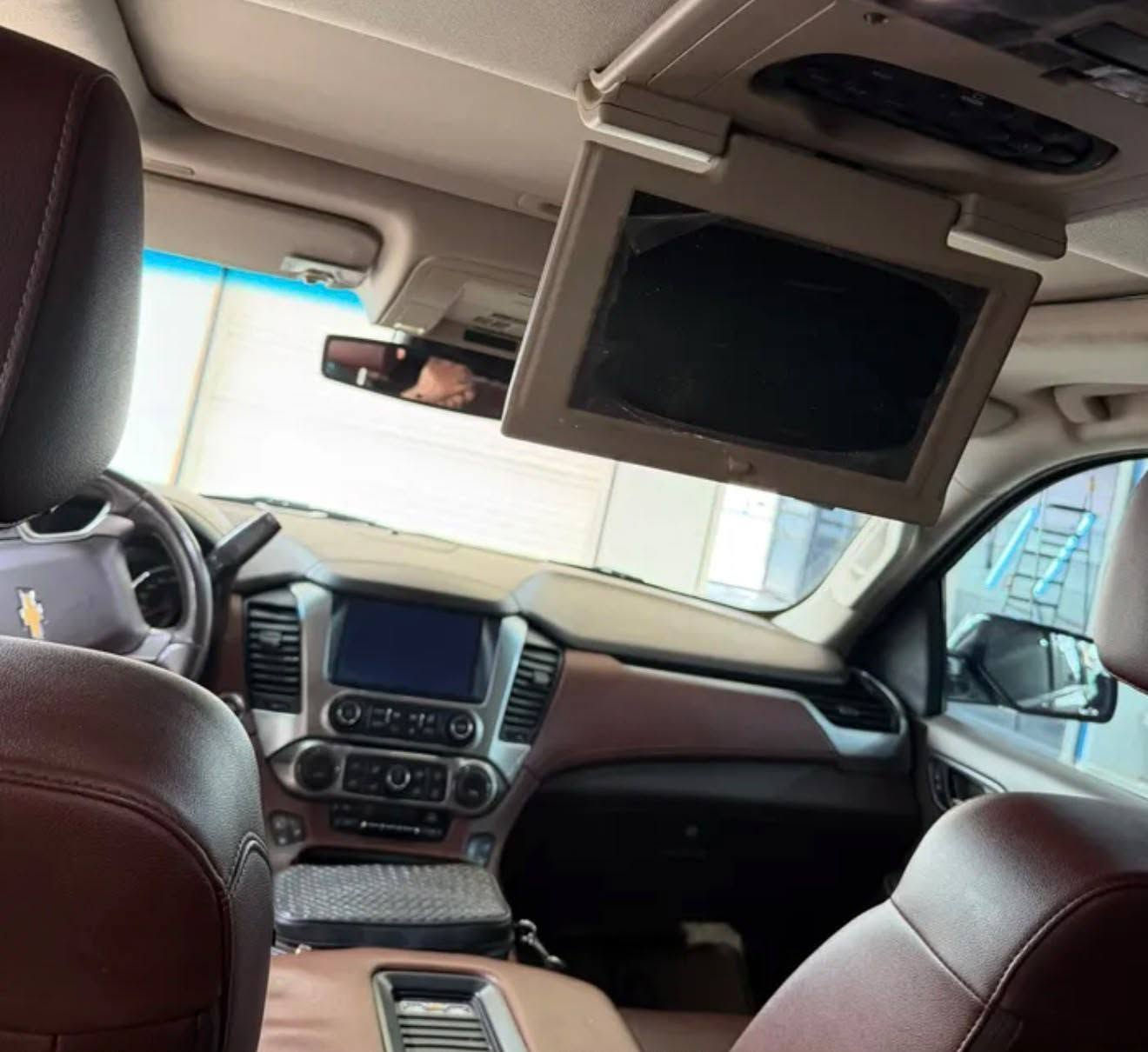 تاهو 2020 خليجي بريمير رقم بغداد ب اسمي
فول مواصفات للأخير 
كفاله كير ومحرك 
سياره بوضع شركه جديده داخل وخارج بوضع الشركه 
فقط تبديل جاملغ امامي نفس اللون 
سياره خليجيه كفاله جديده بمعنى الكلمه 
تبريد حداديه وكير ومحرك بوضع شركه
حداديه جديده وتخم تاير جديد وباتري جديد
ع ايدي وكلش مداريها بانزين محسن ودهن اصلي 
سياره ما ناقصها ربع دينار
دواخلها جدد بوضع الشركه 
السعر 385 وبيها مجال بسيط 
رقم بغداد ب اسمي
مكاني بلبصره واهلا وسهلا بلجميع وبلخير ع الي ياخذها 
‏‭***********

نص مكتوب في الصور:
- السوق المفتوح opensooq.com