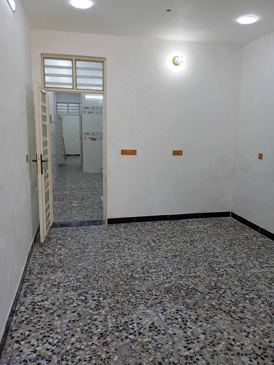 للبيع بيت جديد بناء حديث 80 متر 4*20 الدسيم طابق واحد والطابق الثاني صاعد البناء البيت فارغ  *********** وات ساب موجود

