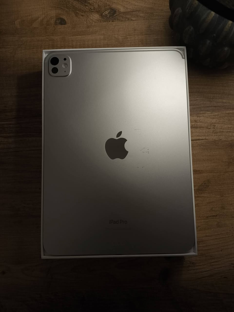 باكج متكامل للبيع: iPad Pro 11 (2024) M4 - 256GB + Apple Pencil Pro + ملحقات حماية
السلام عليكم ورحمة الله،للبيع باكج متكامل وجاهز للاستخدام الفوري، 

جهاز آيباد برو موديل 2024 الأحدث بمعالج M4 الخارق مع كامل ملحقاته الأساسية والإضافية. الجهاز غني عن التعريف وهو الخيار الأقوى للتصميم، الدراسة، والألعاب.

المواصفات والتفاصيل:

المعالج: Apple M4 الأحدث والأقوى.

حجم الشاشة: 11 إنش (Ultra Retina XDR).

المساحة التخزينية: 256 جيجابايت.

صحة البطارية: 84% (أداء ممتاز وثابت).

الملحقات الأصلية: الكرتون الأصلي للآيباد + الكرتون الأصلي للقلم (كما هو موضح بالصور) + كابل الشحن الأصلي.

الـباكج والإضافات المشغولة مع الجهاز:

قلم Apple Pencil Pro: الأصلي (أحدث إصدار يدعم حساسات الضغط والإيماءات).

كفر مدرع (Armor Case): باللون الأسود لحماية كاملة للجهاز ضد الصدمات.

شاشة حماية بيبرلايك/بيبرمات (Papermate/Paperlike): لزقة حماية ملمس الورق ممتازة جداً ومريحة للكتابة والرسم بالقلم وتحمي العين من الانعكاسات.

حالة الجهاز:مستخدم منذ 2025 شهر الاول اي سنة وسبع شهور ، يعمل بكفاءة كاملة 100% وبدون أي مشاكل تقنية أو مصنعية، ولم يدخل الصيانة مطلقاً.
للامانة كما موضح بالصور ظهر الايباد فيه بعض الخدوش والقلم فيه بعض علامات نتيجة الاحتكاك مع الايباد ، كلاهما آثار شكلية تم احتسابها مع السعر 

 السعر المطلوب للباكج كامل: [ مليون ومئتان الف - 1,200,000 دينار ] (قابل للتفاوض ).

 الموقع: [ محافظة بابل تحديدًا حلة ].
📞 للتواصل: عبر واتساب فقط على الرقم [ *********** ].
