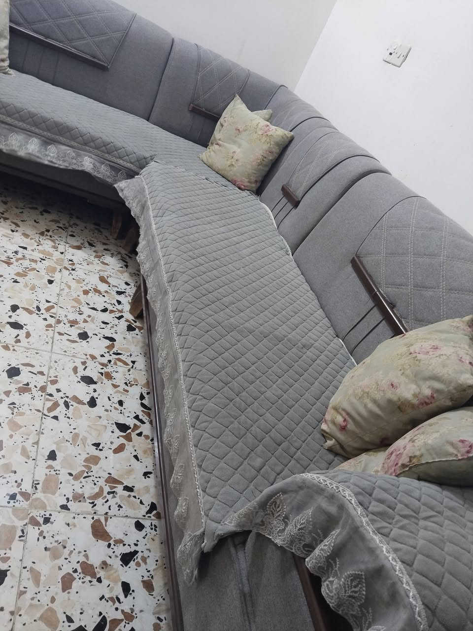 كنب للبيع • نضيف جداً • مستعمل قليل