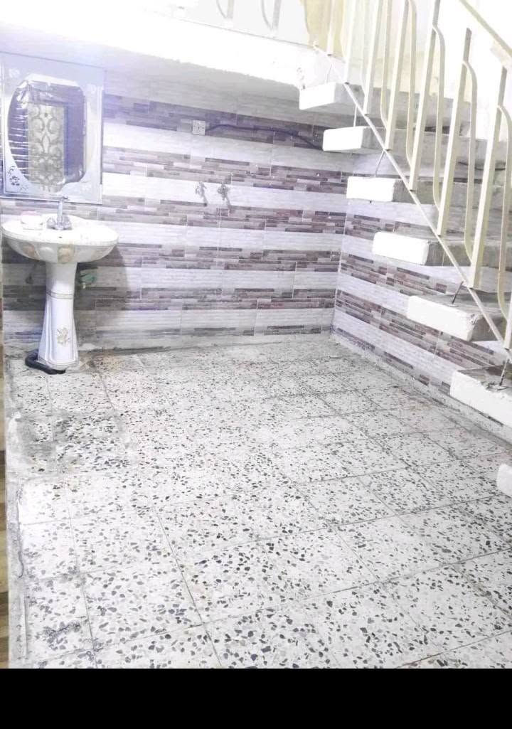 ​🏠 بيت للبيع في جميلة الثانية 🏠
المواصفات والتفاصيل:
​📐 المساحة: 100 متر مربع (الواجهة 4.5 م | النزال 21 م).
​🏗️ حالة العقار: يُباع كقطعة أرض أو منزل يحتاج إلى ترميم.
​🧱 البناء: طابقين صب مسلح.
​الطابق الأرضي: يحتوي على كراج، هول، مطبخ، بالإضافة إلى الخدمات.
​الطابق الثاني: يحتوي على غرفتين نوم.
​📍 الموقع المميز:
بغداد، جميلة الثانية –  علا الشارع العام، قرب فلكة 83 (فرع المدارس). موقع حيوى وقريب من الخدمات.
​📞 للاستفسار والتواصل:
يرجى مراسلتنا على الخاص أو الاتصال على الرقم: [***********]
