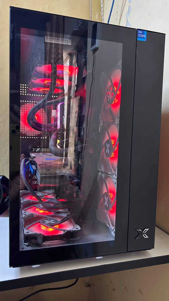 السلام عليكم حاسبة كيمك للبيع 

مواصفات الحاسوب

• الكيس: Xigmatek Aquarius Pro X
• اللوحة الأم: ASUS Prime Z790-P D4
• المعالج: Intel Core i7-13700KF
• مبرد مائي: Cooler Master 360mm AIO Liquid Cooler
• كرت الشاشة: ZOTAC Gaming GeForce RTX 3070 Ti 8GB
• الرامات: Corsair Vengeance 16GB (2×8GB) DDR4 3200MHz CL16
• وحدات التخزين:
  - Addlink NVMe PCIe 3.0 x4 SSD – 1TB
  - Samsung NVMe SSD – 512GB
• مزود الطاقة: 850W
• الشاشة: ASUS TUF Gaming VG27AQ1A – 27” QHD (2560×1440) IPS, 170Hz, 1ms

الملحقات
• ماوس: Reragon K1ng 4K pro
• كيبورد :Redragon Trundle K668WB0-RGB – Wired Mechanical Keyboard (108 Keys, RGB)
• السماعات :HyperX Cloud II – Wired Gaming Headset (7.1 Virtual Surround)) 
 التواصل واتساب ***********
