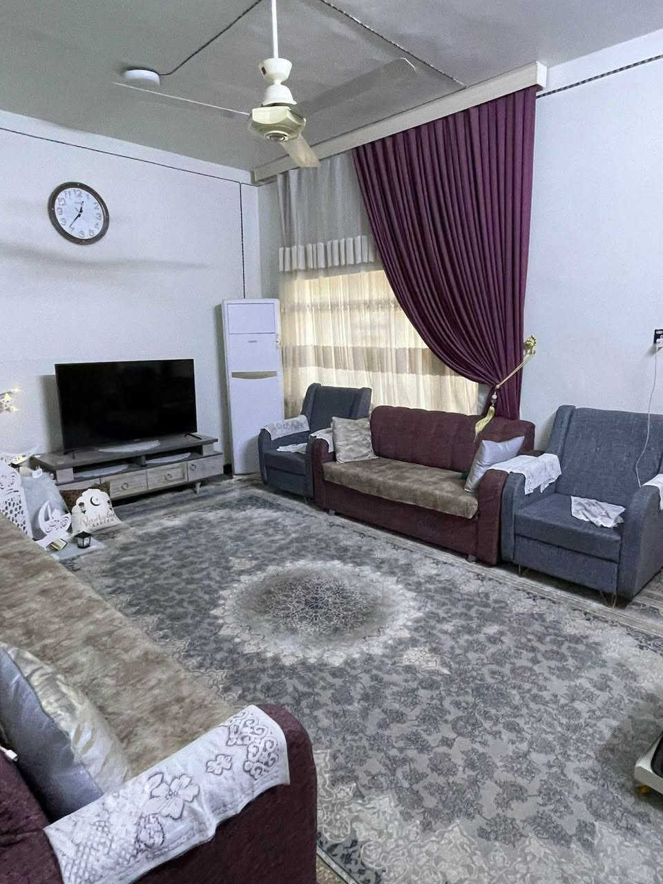 دار للبيع الموقع حي ١٧
1.المساحه ٢٥٠م طابو صرف وسنه البناء ٢٠١٥ بناء جدا نظيف  
2.يحتوي الدار ع ٤غرف نوم وصالتين واستقبال 
ومطبخ ومجمع صحيات داخليه وخارجية 
3.عرض الشارع اكثر من ١٠م شارع جدا هادئ ومناسب للسكن 
4.موقع الدار بالظبط خلف كوفي ريست 
للأستفسار ***********
