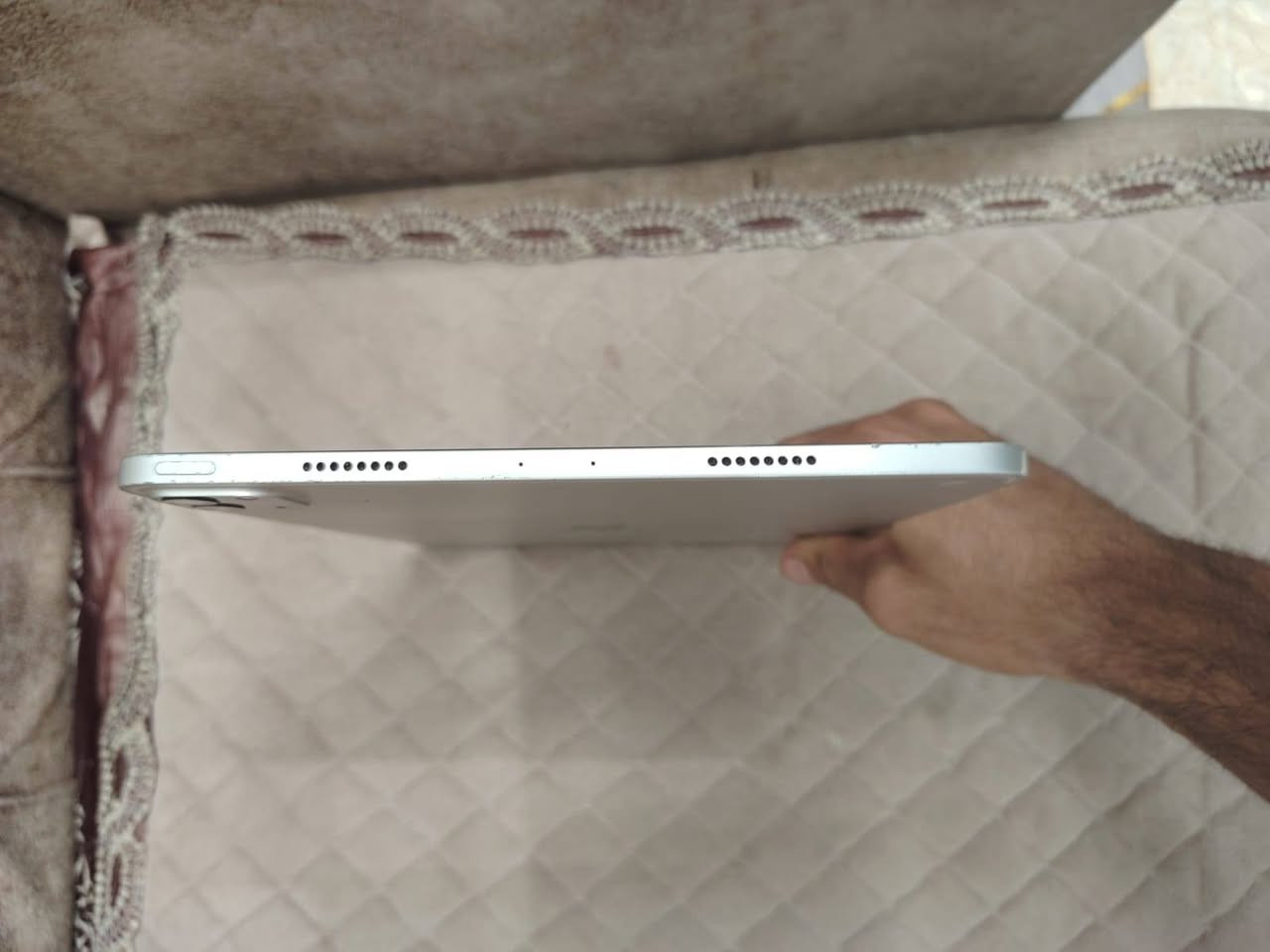ايباد 11 برو m2  نضافة 75% ذاكرة 128 الاكلاسه بيها فطر بسيط موضح بالصور الباقي مكفول بطارية بال80 غراضة كاملة كارتون  وشاحنة السعر 650 مكاني كربلا الحر

نص مكتوب في الصور:
- ١٢:٣٠ ص الجمعة ١٨ أيلول بحث بحث تسهيلات الاستخدام الشاشة الرئيسية ومكتبة التطبيقات الكاميرا تعدد المهام والإيماءات خلفية الشاشة ذكاء Apple والإضاءة شاشة العرض والإضاءة قلم Apple مركز التحكم الإشعارات التركيز مدة استخدام الجهاز بصمة الوجه ورمز الدخول الخصوصية والأمن المحفظة Game Center مساحة تخزين iPad iPad التطبيقات البودكاست iPadOS بيانات النظام المستخدم: ٦٩,٩٤ غ.ب. من ١٢٨ غ.ب. ٦٩,٩٤ غ.ب. توصيات إزالة التطبيقات غير المستخدمة إزالة التطبيقات غير المستخدمة تلقائيا عندما تكون مساحة التخزين منخفضة. ستتبقى مستنداتك وبياناتك محفوظة. تم الحجم PUBG MOBILE آخر استخدام: أمس MLBB - مواجهة الأبطال آخر استخدام: ٢٠٢٣/٩/١٥ Facebook آخر استخدام: اليوم Inetaqram آخر استخدام: أمس واتساب آخر استخدام: ٢٠٢٣/٩/١٠ YouTube آخر استخدام: ٢٠٢٣/٩/١٠ Messenger آخر استخدام: أمس SHAREit آخر استخدام: ٢٠٢٣/٩/١٤ البودكاست آخر استخدام: ٢٠٢٣/٩/١٤ Anime Slayer آخر استخدام: أمس ٧٧,٥ م.ب. ٦١٣,٤ م.ب. ٣٧٩,٧ م.ب. ٣٦٩,٧ م.ب. ٤٤٩,٧ م.ب. ٥٢٣,٧ م.ب. ٦٥٢,١ م.ب. ١,٥ غ.ب. ٨٦ غ.ب. ٢٥,٣٦ غ.ب.