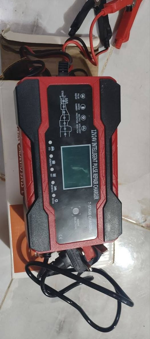شباب شاحن بطاريات يشحن جميع انواع البطاريات بكل أحجامها جديده غير مستخدمه على الفحص اليريده سعره 25الف قفل اصلي متواجد واتساب ***********
